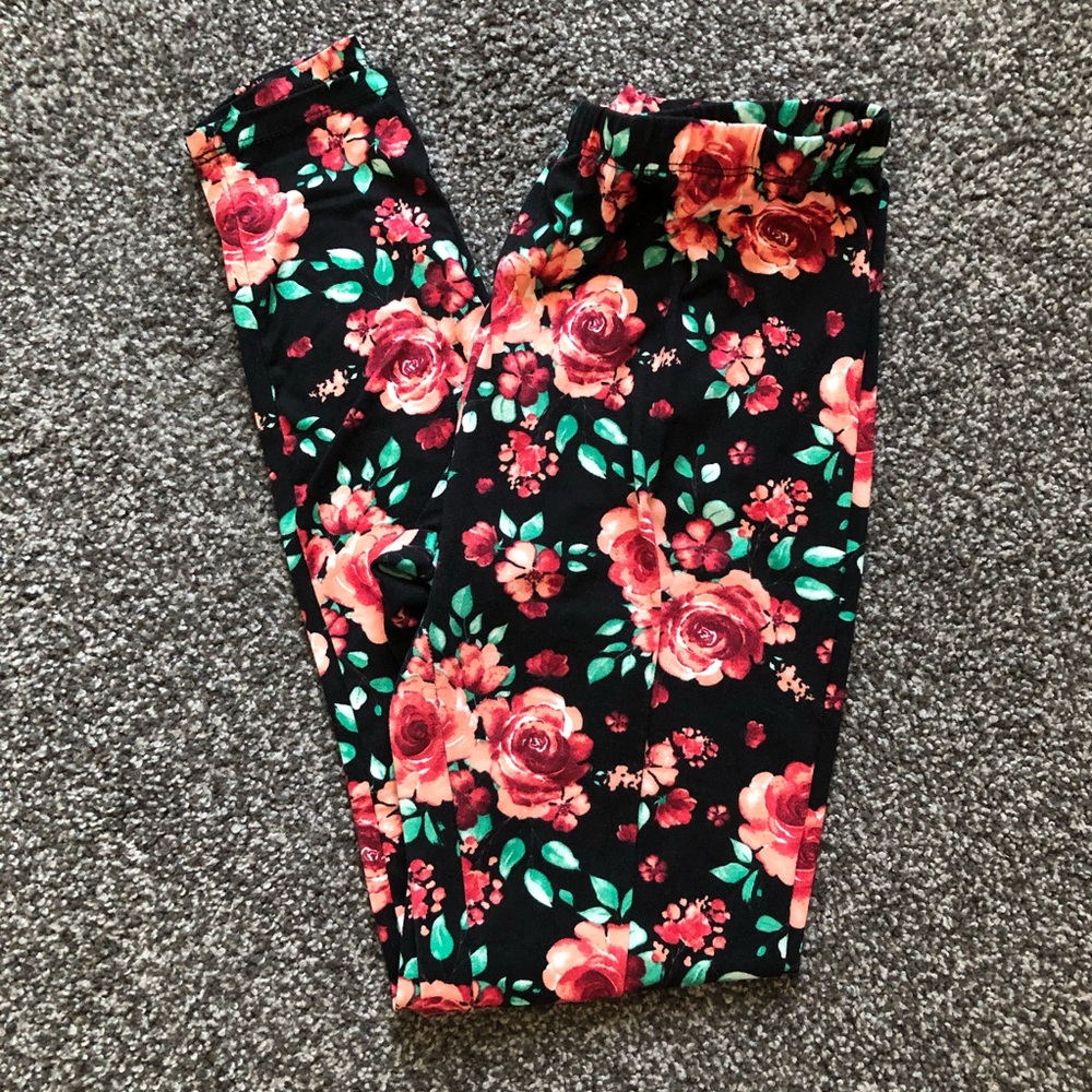 SOLD!! Rose 🌹 print leggings